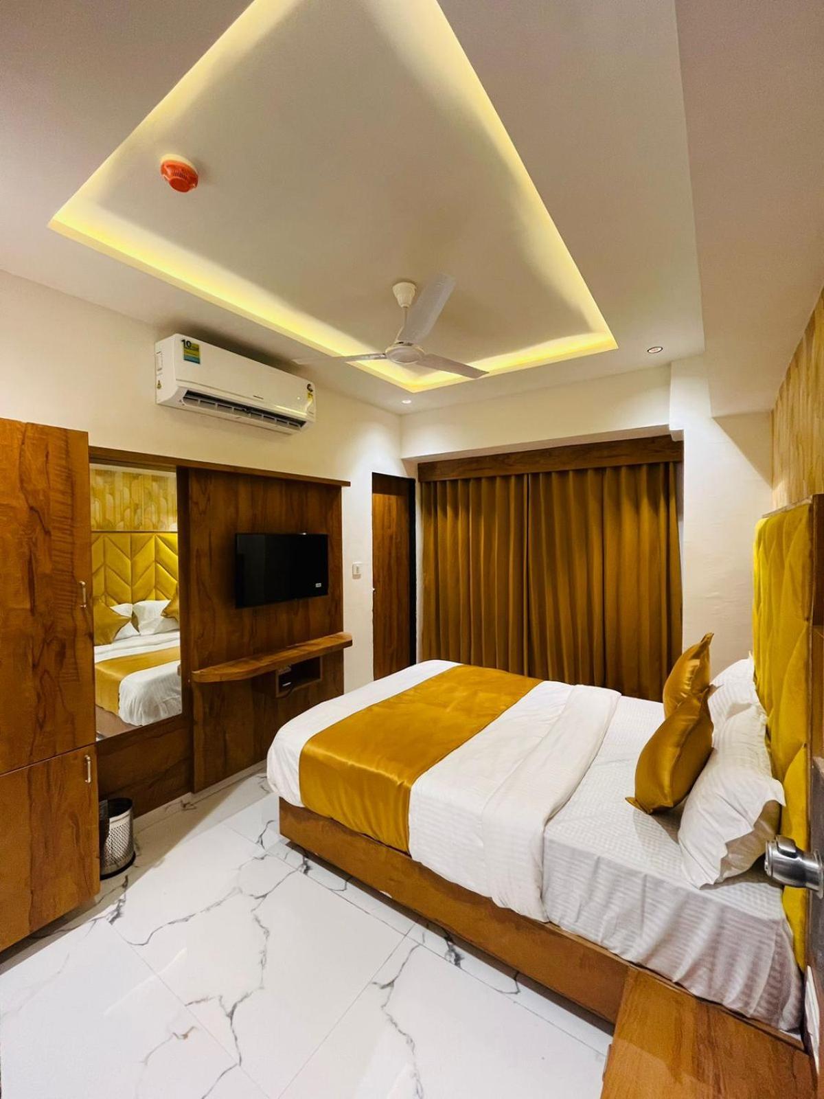 Hotel Paramount Villa Gandhinagar Buitenkant foto