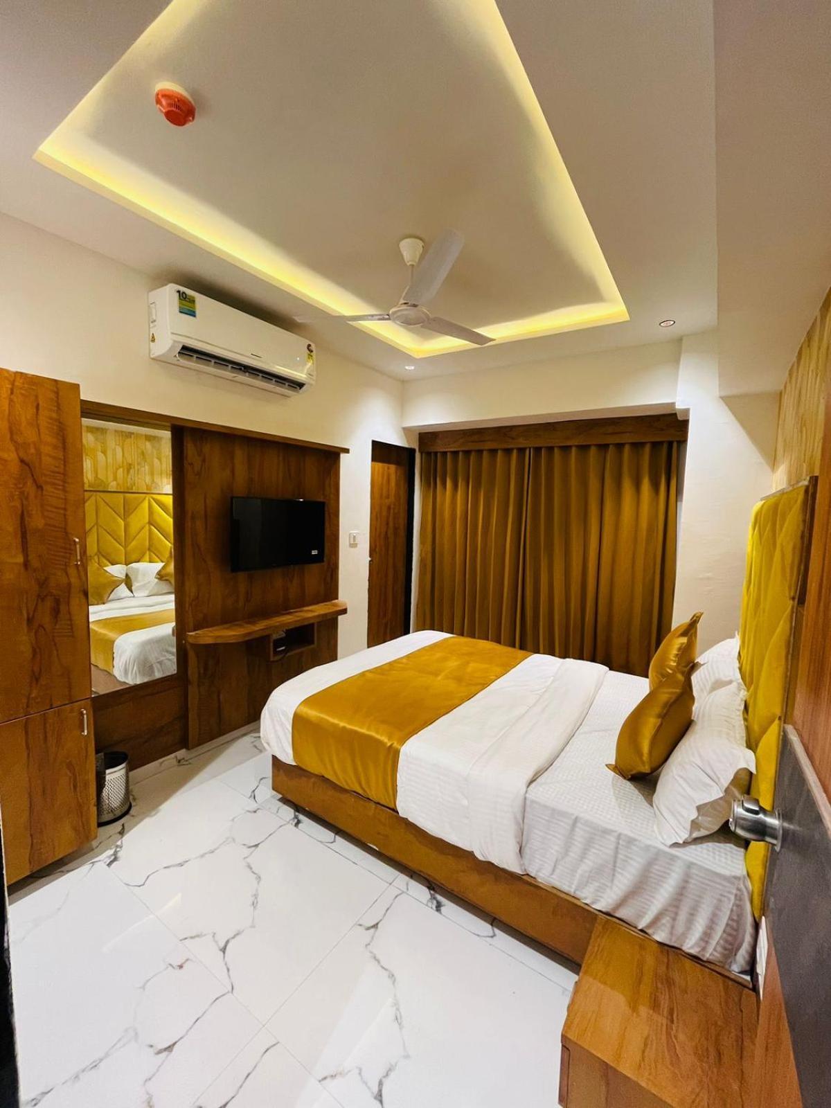Hotel Paramount Villa Gandhinagar Buitenkant foto