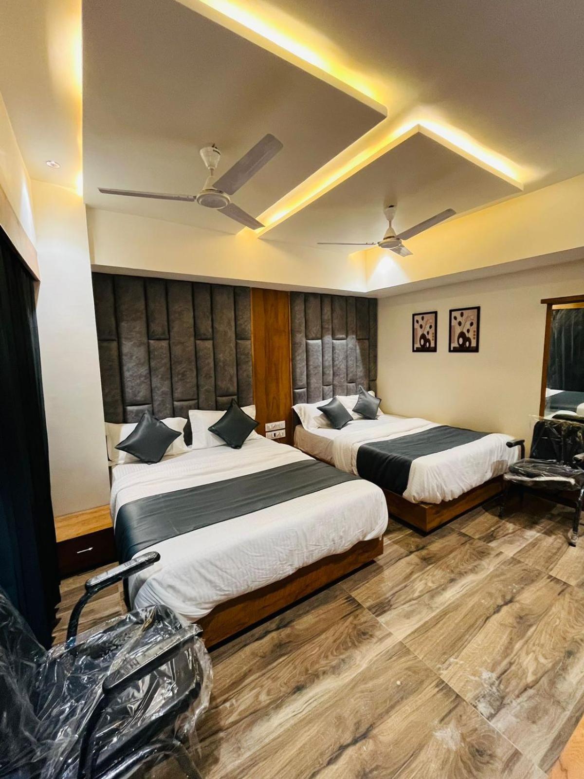 Hotel Paramount Villa Gandhinagar Buitenkant foto