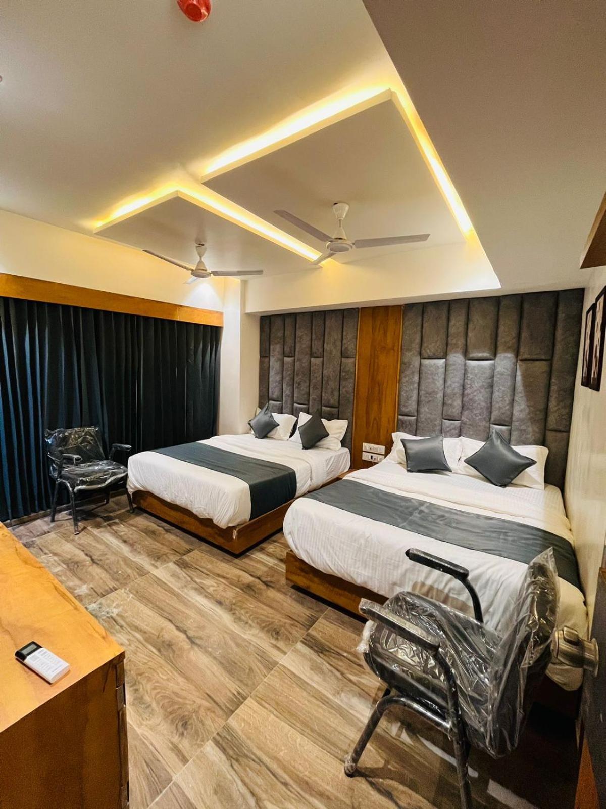 Hotel Paramount Villa Gandhinagar Buitenkant foto